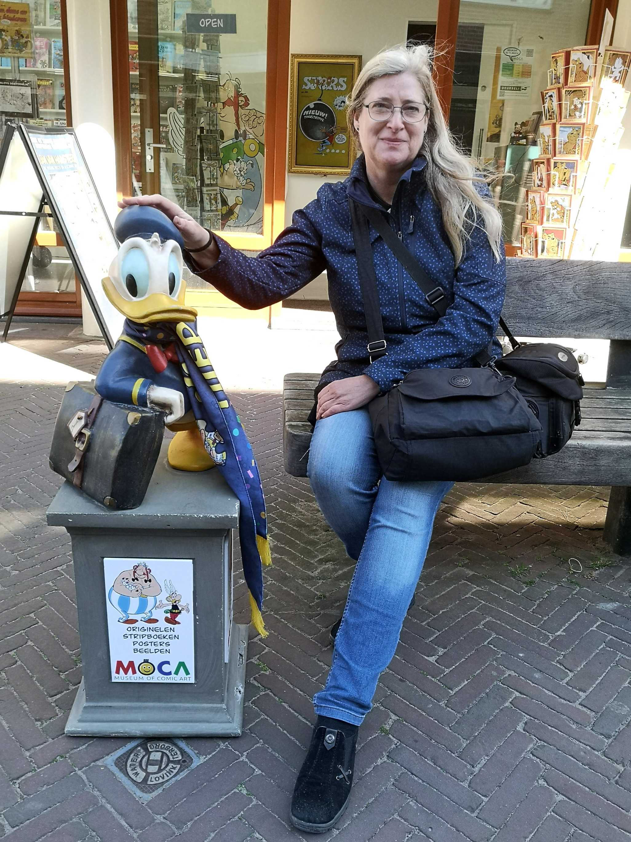 Ich mit Donald Duck vor dem MoCA in Noordwijk